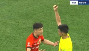kaiyun.com-太严苛！武磊禁区内倒地，裁判李海新认为他假摔出示黄牌
