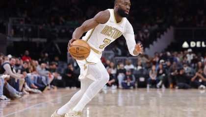 开云体育下载-稳定全面！杰伦·布朗22中11拿下30分10板5助3断