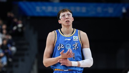 开云体育官网-提前退赛！周琦3中2仅拿5分9板1断2帽 第三节返回更衣室