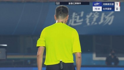 kaiyun-王刚无球状态下击打卡多索面部，主裁判看过VAR后处以黄牌警告